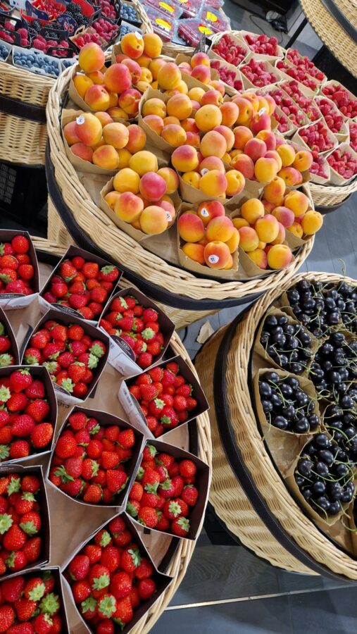 des barquettes de fraises, abricots, framboises et cerises