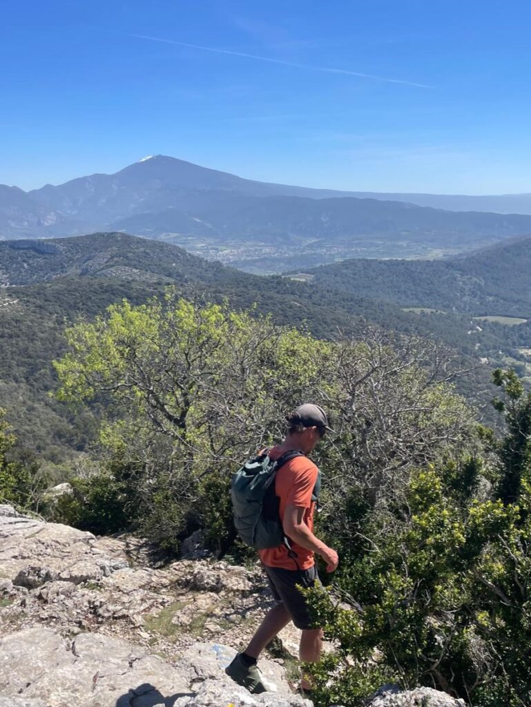randonneur au-dessus de Vaison-la-Romaine